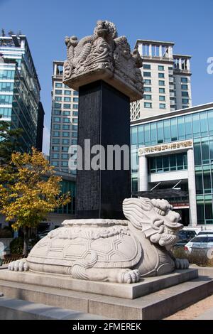 Seoul, Südkorea - 20. Oktober 2019 : Steinstaue in Schildkröte mit Drachenkopf, die Säule des Drachen auf der Rückseite haben, befindet sich am jogyesa-Tempel, Seo Stockfoto