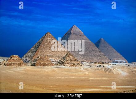 Der Gizeh Pyramid Komplex, auch Gizeh Nekropolis genannt, ist der Ort auf dem Gizeh Plateau im Großraum Kairo, Ägypten. Stockfoto