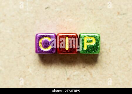 Buchstabenblock in Metallic-Farbe im Wort CIP (Abkürzung für Beförderung und Versicherung bezahlt, kontinuierlicher Verbesserungsprozess oder Clean-in-Place) auf Stockfoto