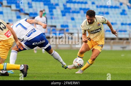 (210509) -- ZARAGOZA, 9. Mai 2021 (Xinhua) -- David Lopez (R) von RCD Espanyol (R) spielt mit Juan Narvaez von Zaragoza während eines Fußballspiels der zweiten spanischen Liga zwischen Real Zaragoza und RCD Espanyol in Zaragoza, Spanien, am 8. Mai 2021. (La Liga/Handout über Xinhua) Stockfoto