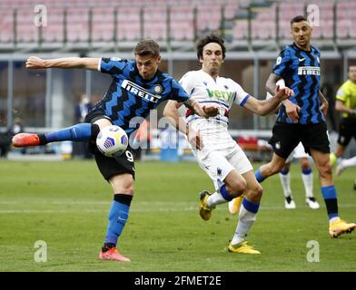 (210509) -- MAILAND, 9. Mai 2021 (Xinhua) -- Andrea Pinamonti von Inter Mailand (L) erzielt sein Tor während eines italienischen Fußballspiels der Serie A zwischen Inter Mailand und Sampdoria in Mailand, Italien, am 8. Mai 2021. (Xinhua) Stockfoto