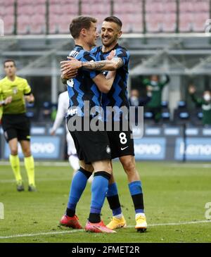 (210509) -- MAILAND, 9. Mai 2021 (Xinhua) -- Andrea Pinamonti von Inter Mailand (vorne L) feiert sein Tor mit Matias Vecino (R) während eines Fußballspiels der italienischen Serie A zwischen Inter Mailand und Sampdoria in Mailand, Italien, 8. Mai 2021. (Xinhua) Stockfoto