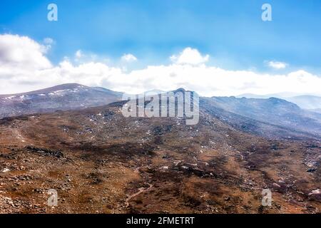 Gipfel des Mt Kosciuszko in den Snowy Mountains von Australien - erhöhte Luftaufnahme des Geländes. Stockfoto