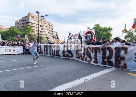 Tomas Ribera Monzo, Sprecher des Curva Nord Trickfilmstandes, spricht während der Demonstration.Fans des FC Valencia protestieren gegen das Management von Präsident Peter Lim, dem der Club und das Unternehmen Meriton Holdings gehören. (Foto von Xisco Navarro / SOPA Images/Sipa USA) Stockfoto