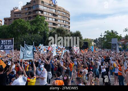 Fans des FC Valencia halten während der Demonstration Banner bereit.Fans des FC Valencia protestieren gegen das Management von Präsident Peter Lim, dem der Club und die Firma Meriton Holdings gehören. (Foto von Xisco Navarro / SOPA Images/Sipa USA) Stockfoto