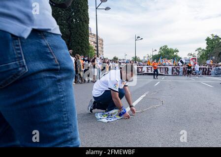 Ein Valencia CF-Fan zündet während der Demonstration Feuerwerkskörper an.Valencia CF-Fans protestieren gegen das Management von Präsident Peter Lim, dem der Club und die Firma Meriton Holdings gehören. (Foto von Xisco Navarro / SOPA Images/Sipa USA) Stockfoto