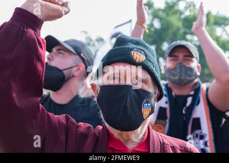 Ein FC-Fan von Valencia, der während der Demonstration eine Gesichtsmaske trägt, protestiert gegen das Management von Präsident Peter Lim, dem der Club und die Firma Meriton Holdings gehören. (Foto von Xisco Navarro / SOPA Images/Sipa USA) Stockfoto