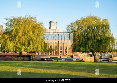 Narrowboat auf dem Fluss avon vor dem königlichen shakespeare-Theater bei Sonnenaufgang. Stratford-Upon-Avon, Warwickshire, England Stockfoto