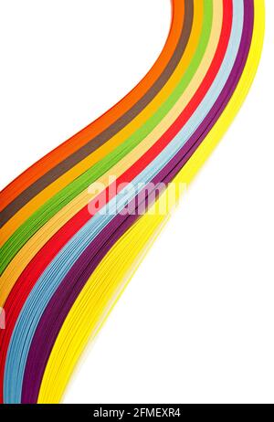 Curl Regenbogenstreifen Papier auf weißem Hintergrund. Stockfoto