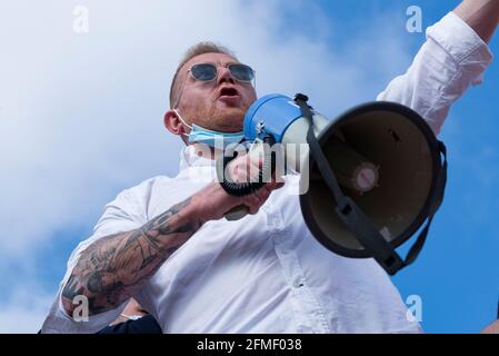 Tomas Ribera Monzo, Sprecher des Curva Nord Trickfilmstandes, spricht während der Demonstration.Fans des FC Valencia protestieren gegen das Management von Präsident Peter Lim, dem der Club und das Unternehmen Meriton Holdings gehören. Die Unterstützer riefen den wohlhabenden singapurischen Eigentümer Peter Lim dazu auf, seine Aktien zu verkaufen und den Club zu verlassen, den er seit 2014 besitzt. Stockfoto