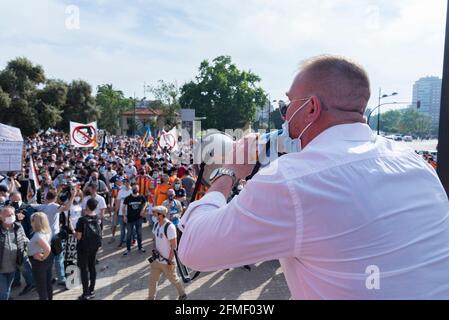 Tomas Ribera Monzo, Sprecher des Curva Nord Trickfilmstandes, spricht während der Demonstration.Fans des FC Valencia protestieren gegen das Management von Präsident Peter Lim, dem der Club und das Unternehmen Meriton Holdings gehören. Die Unterstützer riefen den wohlhabenden singapurischen Eigentümer Peter Lim dazu auf, seine Aktien zu verkaufen und den Club zu verlassen, den er seit 2014 besitzt. Stockfoto