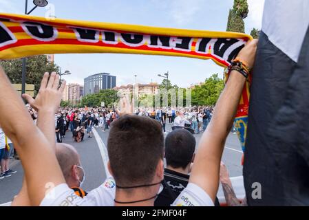 Tomas Ribera Monzo, Sprecher des Curva Nord Trickfilmstandes, spricht während der Demonstration.Fans des FC Valencia protestieren gegen das Management von Präsident Peter Lim, dem der Club und das Unternehmen Meriton Holdings gehören. Die Unterstützer riefen den wohlhabenden singapurischen Eigentümer Peter Lim dazu auf, seine Aktien zu verkaufen und den Club zu verlassen, den er seit 2014 besitzt. Stockfoto