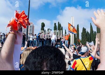 Tomas Ribera Monzo, Sprecher des Curva Nord Trickfilmstandes, spricht während der Demonstration.Fans des FC Valencia protestieren gegen das Management von Präsident Peter Lim, dem der Club und das Unternehmen Meriton Holdings gehören. Die Unterstützer riefen den wohlhabenden singapurischen Eigentümer Peter Lim dazu auf, seine Aktien zu verkaufen und den Club zu verlassen, den er seit 2014 besitzt. Stockfoto