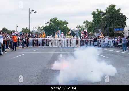 Ein Valencia CF-Fan zündet während der Demonstration Feuerwerkskörper an.Valencia CF-Fans protestieren gegen das Management von Präsident Peter Lim, dem der Club und die Firma Meriton Holdings gehören. Die Unterstützer riefen den wohlhabenden singapurischen Eigentümer Peter Lim dazu auf, seine Aktien zu verkaufen und den Club zu verlassen, den er seit 2014 besitzt. Stockfoto