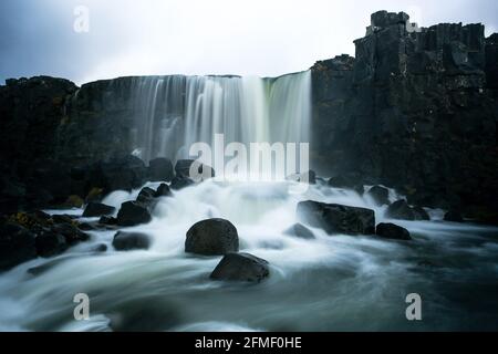 Oxararfoss fällt an EINEM regnerischen Tag Stockfoto