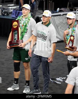 8. Mai 2021 - die Hawaii Rainbow Warriors feiern ihren Sieg nach dem Spiel zwischen den BYU Cougars und den Hawaii Rainbow Warriors im Finale der NCAA Männer Volleyball Championships im Covelli Center auf dem Campus der Ohio State University in Columbus, OH - Michael Sullivan/CSM Stockfoto