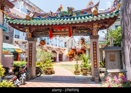 Tor zum Tempel der heitere Licht in alte Stadt Phuket, Thailand Stockfoto