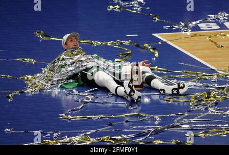 8. Mai 2021 - die Hawaii Rainbow Warriors feiern ihren Sieg nach dem Spiel zwischen den BYU Cougars und den Hawaii Rainbow Warriors im Finale der NCAA Männer Volleyball Championships im Covelli Center auf dem Campus der Ohio State University in Columbus, OH - Michael Sullivan/CSM Stockfoto