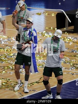 8. Mai 2021 - die Hawaii Rainbow Warriors feiern ihren Sieg nach dem Spiel zwischen den BYU Cougars und den Hawaii Rainbow Warriors im Finale der NCAA Männer Volleyball Championships im Covelli Center auf dem Campus der Ohio State University in Columbus, OH - Michael Sullivan/CSM Stockfoto