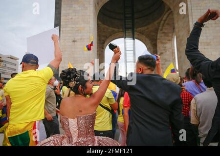 Mexiko-Stadt, Mexiko. Mai 2021. Ein 'Quinceañera' schließt sich kolumbianischen Bürgern während eines Protestes zur Unterstützung des Nationalstreiks in Kolumbien an. In Mexiko-Stadt wurden mehrere Demonstrationen gegen die Militarisierung des kolumbianischen Präsidenten Iván Duque Márquez durchgeführt. Kredit: SOPA Images Limited/Alamy Live Nachrichten Stockfoto