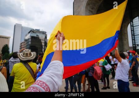 Mexiko-Stadt, Mexiko. Mai 2021. Kolumbianische Bürger posieren mit einer Flagge während eines Protestes zur Unterstützung des Nationalstreiks in Kolumbien. In Mexiko-Stadt wurden mehrere Demonstrationen gegen die Militarisierung des kolumbianischen Präsidenten Iván Duque Márquez durchgeführt. Kredit: SOPA Images Limited/Alamy Live Nachrichten Stockfoto