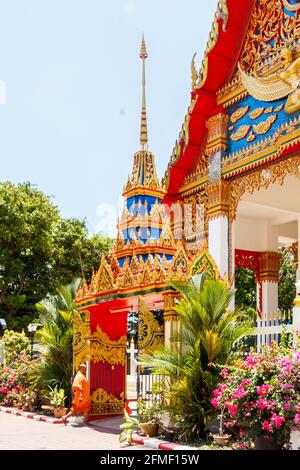 Mönch beim Betreten von Wat Putta Mongkon (Wat Klang), der alten Stadt Phuket, Thailand Stockfoto