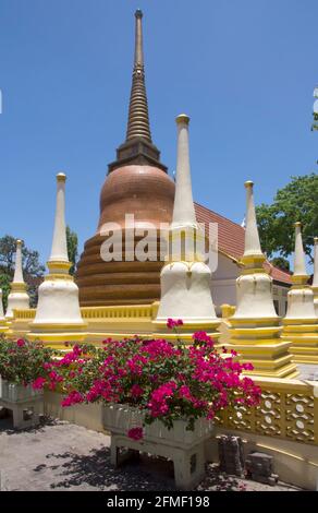 Stupa oder Chedi im Wat Putta Mongkon Nimit im Zentrum der Stadt Phuket. Der Tempel ist auch als Wat Klang bekannt Stockfoto