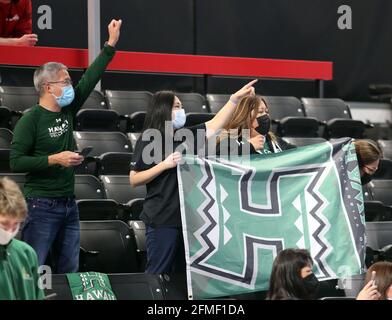 8. Mai 2021 - Hawaii-Fans während eines Spiels zwischen den BYU Cougars und den Hawaii Rainbow Warriors im Finale der NCAA Männer Volleyball Championships im Covelli Center auf dem Campus der Ohio State University in Columbus, OH - Michael Sullivan/CSM Stockfoto