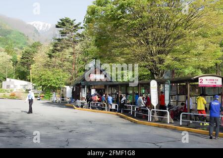 komagane, nagano, japan, 05-08-2021, Snowboarder und Ski warten auf den Bus zur Komagatake-Seilbahn. Stockfoto