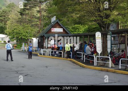 komagane, nagano, japan, 05-08-2021, Snowboarder und Ski warten auf den Bus zur Komagatake-Seilbahn. Stockfoto