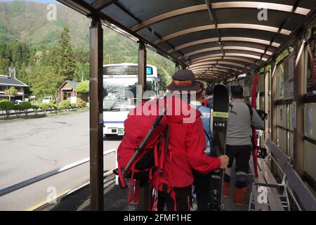 komagane, nagano, japan, 05-08-2021, Snowboarder und Ski warten auf den Bus zur Komagatake-Seilbahn. Stockfoto