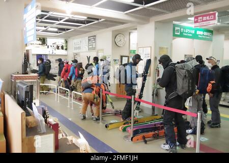 komagane, nagano, japan, 05-08-2021, Snowboarder und Ski warten in der Schlange an der Komagatake-Seilbahn. Stockfoto