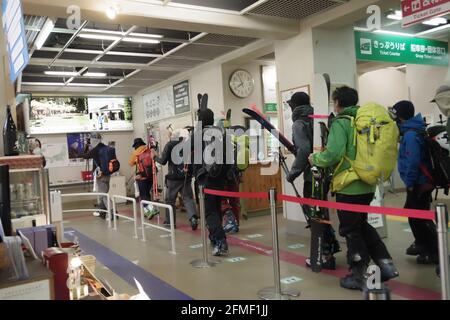 komagane, nagano, japan, 05-08-2021, Snowboarder und Ski warten in der Schlange an der Komagatake-Seilbahn. Stockfoto