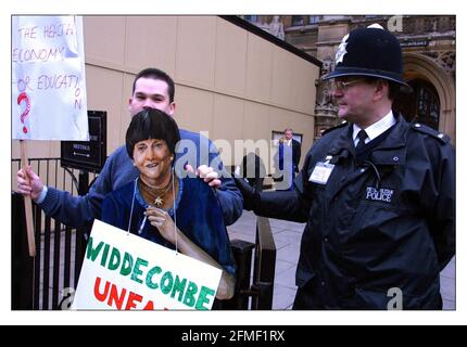 Ein Protestler wird aus st Stephens Tor, wo Anne gelaunt Widdecombe und Tony Banks starteten eine Anti-Jagd mit Dogs Campaign.pic David Sandison 14/1/2002 Stockfoto