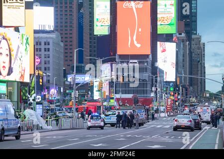 NEW YORK, NY - 08. MAI: Beamte des New York City Police Department (NYPD) werden am 8. Mai 2021 auf einem Schießplatz auf dem Times Square in New York City gesehen. Berichten zufolge wurden bei einer Schießerei in der Nähe der West 44th Street und der 7th Avenue auf dem belebten Times Square in New York zwei Frauen und ein vierjähriges Mädchen verletzt. Kredit: Ron Adar/Alamy Live Nachrichten Stockfoto