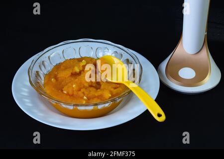 Orangengrieß-Pudding mit Cashewkernen, allgemein bekannt als Suji halwa Stockfoto