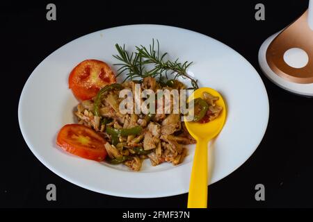 Unter Rühren Austernpilze mit Paprika, Tomate und Rosmarin braten Stockfoto