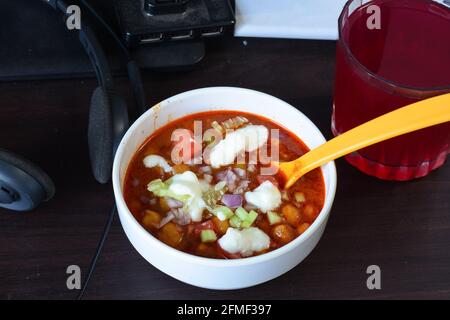 Chola Chaat eine nordindische Delikatesse aus Kichererbsen, gekrönt mit Tomaten, Zwiebeln, Gurken und Quark Stockfoto