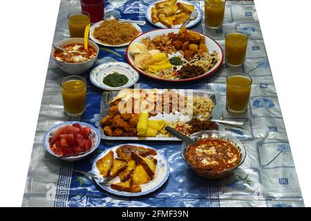 Iftar das Abendessen, mit dem Muslime ihr tägliches Ramadan-Fasten bei Sonnenuntergang beenden. Stockfoto