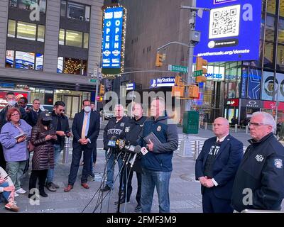 8. Mai 2021, New York City, New York, USA: Der Times Square wurde für Verkehr und Passanten gesperrt, nachdem gegen 5 Uhr ein Schießerei ausbrach, bei dem 3 Menschen, darunter ein 4-jähriges Mädchen, verletzt wurden. Eine 23-jährige Frau wurde in ihren Oberschenkel geschlagen und eine 43-jährige Frau in den Fuß geschossen, teilte die Polizei mit. NYPD-Kommissar Dermot Shea bestätigte auf einer abendlichen Pressekonferenz, dass die drei Opfer unbeabsichtigte Ziele des Schützen waren und nicht miteinander verwandt waren. Alle drei Opfer wurden mit nicht lebensbedrohlichen Verletzungen in das nahe gelegene Bellevue Hospital in New York gebracht. Ein Mann, der in einem Überwachungsbild identifiziert wurde, war Stockfoto