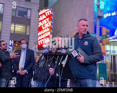 8. Mai 2021, New York City, New York, USA: Der Times Square wurde für Verkehr und Passanten gesperrt, nachdem gegen 5 Uhr ein Schießerei ausbrach, bei dem 3 Menschen, darunter ein 4-jähriges Mädchen, verletzt wurden. Eine 23-jährige Frau wurde in ihren Oberschenkel geschlagen und eine 43-jährige Frau in den Fuß geschossen, teilte die Polizei mit. NYPD-Kommissar Dermot Shea bestätigte auf einer abendlichen Pressekonferenz, dass die drei Opfer unbeabsichtigte Ziele des Schützen waren und nicht miteinander verwandt waren. Alle drei Opfer wurden mit nicht lebensbedrohlichen Verletzungen in das nahe gelegene Bellevue Hospital in New York gebracht. Ein Mann, der in einem Überwachungsbild identifiziert wurde, war Stockfoto