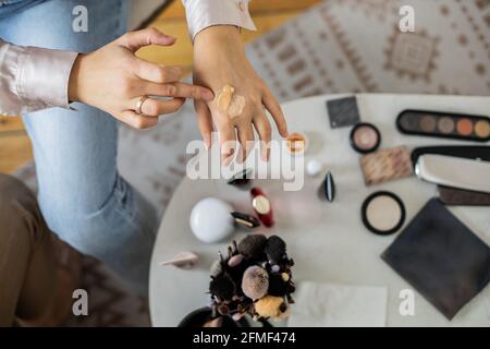 Closeup Hände Make-up Künstler Anwendung flüssige Grundlage mischen Farben Haut Teint straffen Stockfoto