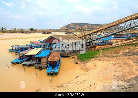 Tour mit dem Boot Pier auf dem Lake Tonle SAP Siem Reap Provinz Kambodscha Stockfoto