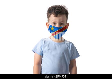 Atemschutzmaske mit Flagge der Demokratischen Republik Kongo White Boy setzt auf medizinische Gesichtsmaske isoliert auf weißem Hintergrund. Stockfoto