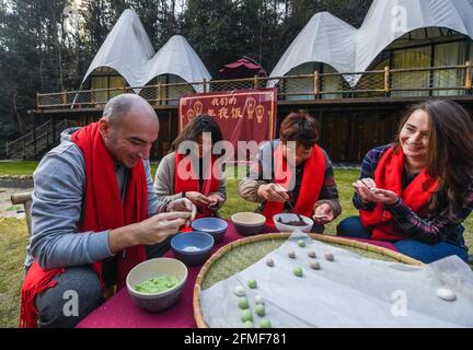 Hangzhou, Chinas Provinz Zhejiang. Januar 2019. Ausländische Studenten machen Tangyuan, oder süße Knödel, mit einem Einheimischen in einer Gastfamilie im Bezirk Lin'an in Hangzhou, Ostchina der Provinz Zhejiang, 22. Januar 2019. Quelle: Xu Yu/Xinhua/Alamy Live News Stockfoto