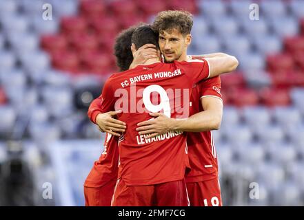 Torjubel: Robert Lewandowski (München), Leon GORETZKA, FCB 18 (München), feiert sein Ziel, glücklich, Lachen, feiern, 5-0 im Spiel FC BAYERN MÜNCHEN - BORUSSIA MÖNCHENGLADBACH 6-0 1.Deutsche Fußballliga am 8. Mai 2021 in München, Deutschland Saison 2020/2021, Spieltag 32, 1.Bundesliga, FCB, München, 32.Spieltag, © Peter Schatz / Alamy Live News / Moritz Müller/Pool - DIE DFL-VORSCHRIFTEN VERBIETEN DIE VERWENDUNG VON FOTOS als BILDSEQUENZEN und/oder QUASI-VIDEO - Stockfoto