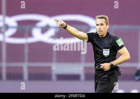 Videowand: Schiedsrichter Tobias Stieler im Spiel FC BAYERN MÜNCHEN - BORUSSIA MÖNCHENGLADBACH 6-0 1.Deutsche Fußballliga am 8. Mai 2021 in München, Deutschland Saison 2020/2021, Spieltag 32, 1.Bundesliga, FCB, München, 32.Spieltag, © Peter Schatz / Alamy Live News / Moritz Müller/Pool - DIE DFL-VORSCHRIFTEN VERBIETEN DIE VERWENDUNG VON FOTOS als BILDSEQUENZEN und/oder QUASI-VIDEO - Stockfoto