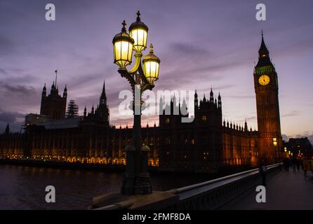 Datei-Foto vom 25/01/16 von einer allgemeinen Ansicht des Houses of Parliament und Big Ben in Westminster, London. Vorschläge, das Oberhaus auf 600 Mitglieder zu besetzen, sollten in das Gesetz aufgenommen werden, da Fortschritte bei der Kürzung der Zahlen durch die politischen Ernennungen des Premierministers „rückgängig gemacht“ werden, hat ein Ausschuss empfohlen. Ausgabedatum: Sonntag, 9. Mai 2021. Stockfoto