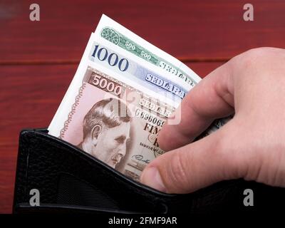 Alte isländische Krone in der schwarzen Brieftasche Stockfoto