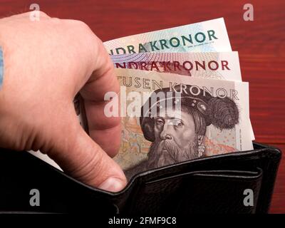 Alte schwedische Krone in der schwarzen Brieftasche Stockfoto